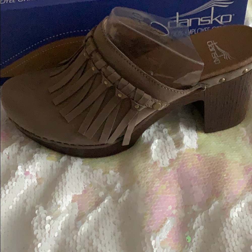 Brand New Pair Of Dansko Taupe Clogs🙂💐